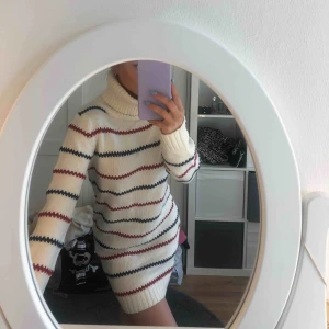  - ”Pippi” klänning med krage i stickat material. Använd fåtals gånger💛