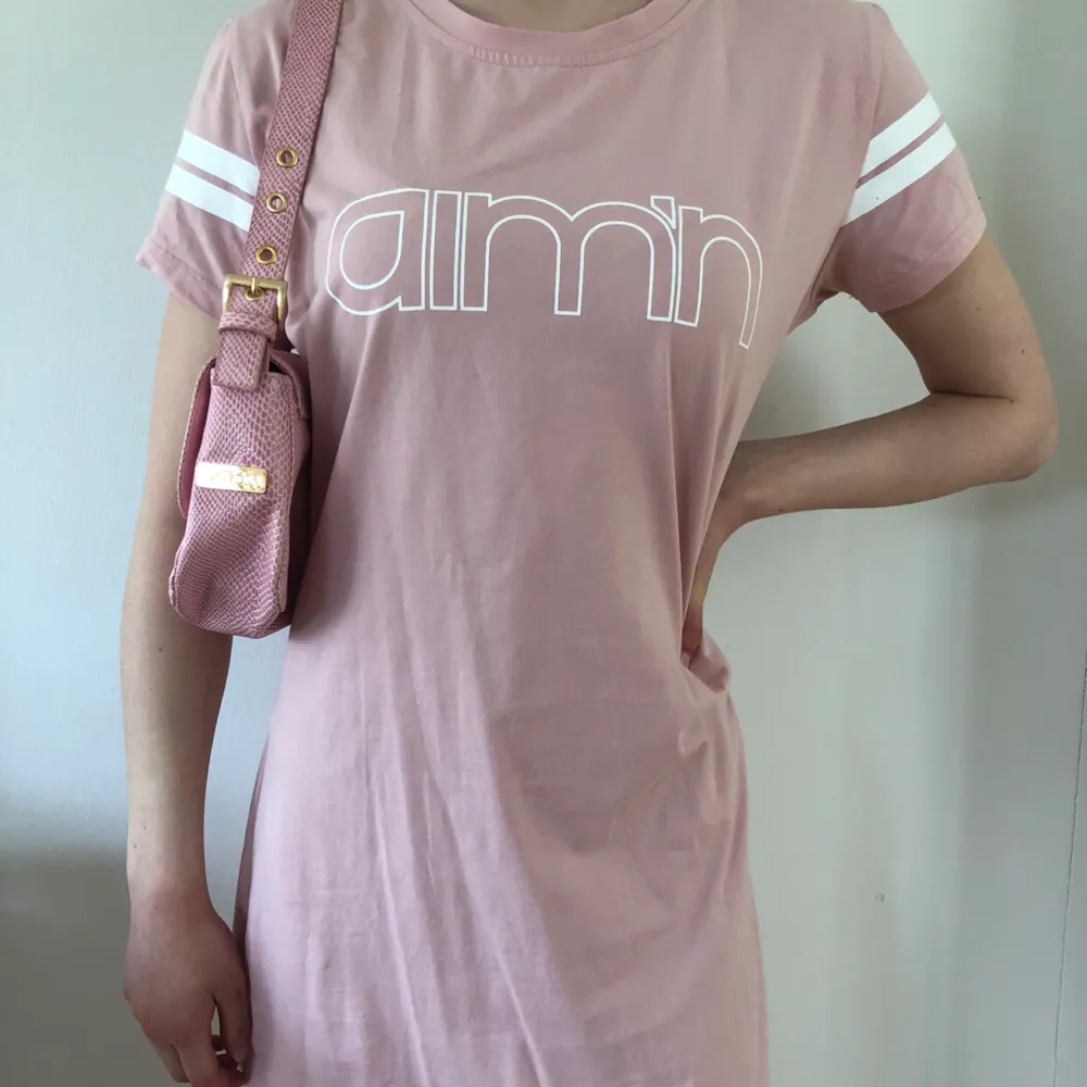Oanvänd t-shirt klänning från Aim’n i superskönt material! . Klänningar.
