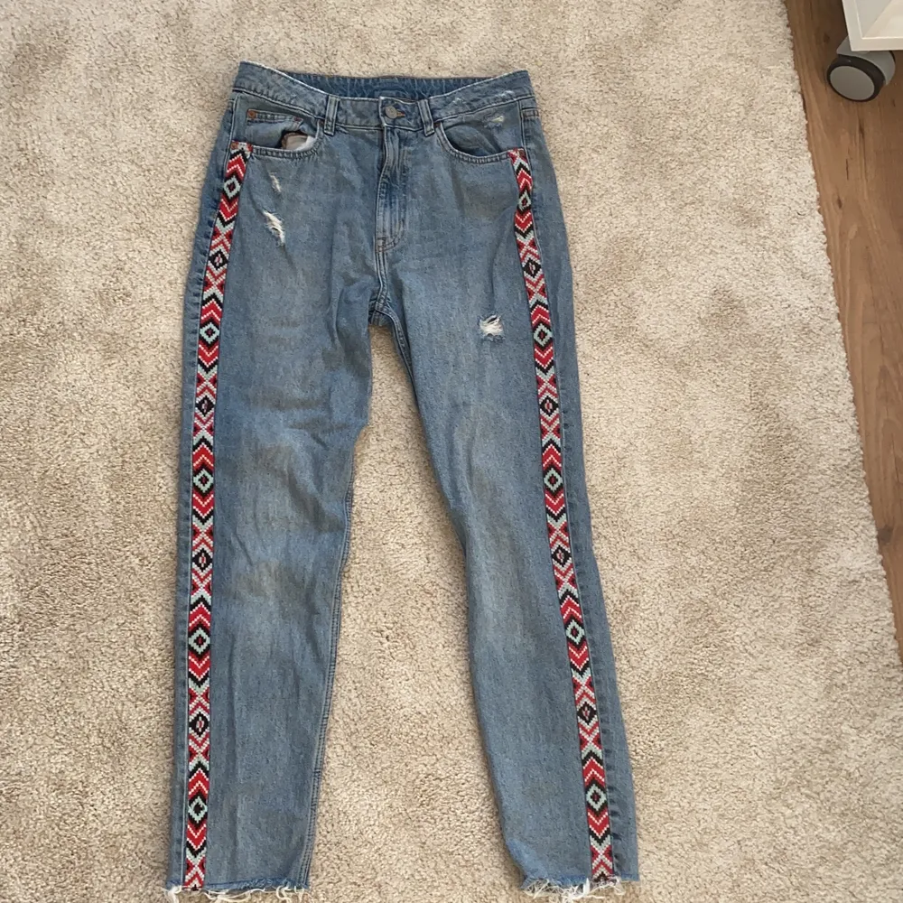 Jeans från h&m använda ca 1-2 gånger. Nypris: ca 399kr. Storlek 40 men skulle säga att de är ganska små i storleken. I väldigt bra skick. Tar endast swish och köparen står för frakt!. Jeans & Byxor.