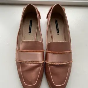 Zara woman pink satin loafer. Size 38. Couple small wear and tear marks as per picture, great condition otherwise.