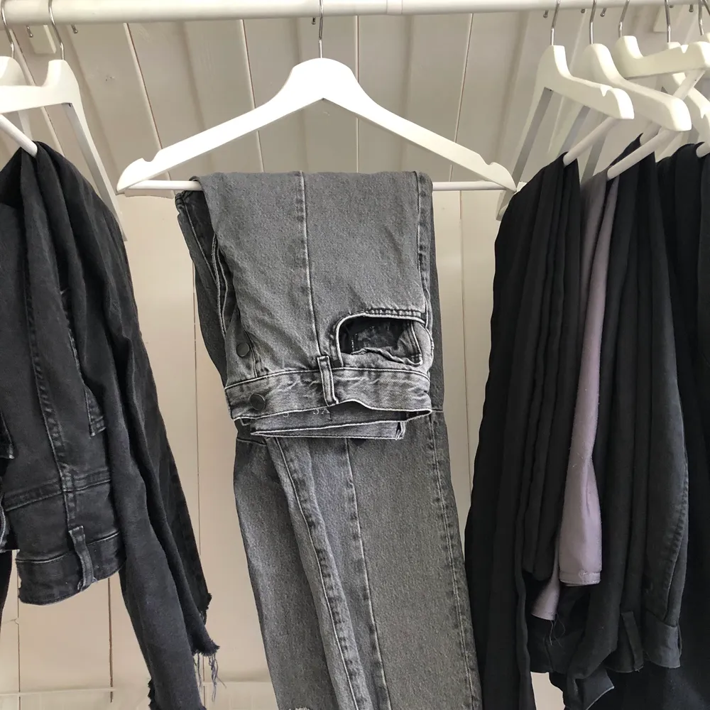 Snygga gråa jeans med coola detaljer från bikbok! . Jeans & Byxor.