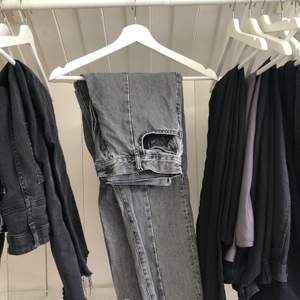 Snygga gråa jeans med coola detaljer från bikbok! 