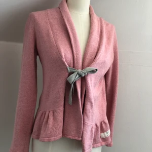 Odd Molly kofta - Helt ny Odd Molly kofta som har använts max 2 gånger. Fin rosa färg i bomullsmatrial. Säljes pga ingen användning av den. Finns i Helsingborg, kan fraktas! Original pris 1795kr. Betalas med Swish! Priset kan diskuteras vid snabb affär! 