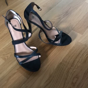 Svarta heels från HM  - Har används bara få tal gånger, så det finns inga slitage på skorna. Bara sulorna under. Storlek 39 
