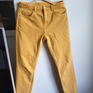 Jeans weekday  - Gula jeans i storlek 29 från weekday. Aldrig använda, endast provade. 100% bomull.  Frakt tillkommer 