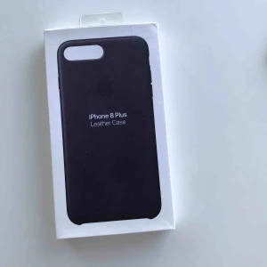  - Ett superfint äkta Apple läder skal för IPhone 7/8 plus🥰 använt men inga slitningar! I färgen svart, frakt tillkommer❤️