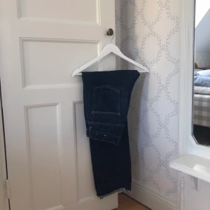 Our Legacy Jeans  - Snygga Our Legacy Jeans i en mörkblå färg. Väl använda men inga skador. Har en rak passform, påminner om Levis 501or. Säljer då jag tyvärr har växt ur dem. Skriv för fler bilder eller midjemått osv! priset går att förhandla.