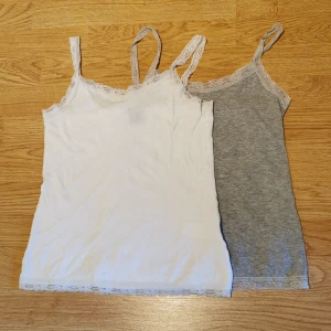 Linne med spets - Linnen med spets, vit och grå. 20kr st eller båda för 30kr. Kan mötas i Eskilstuna eller fraktas 😇 strl 146/152 men skulle passa xs