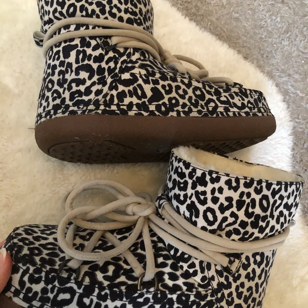 Knappt använda leopard Inuikii skor, har 37 i vanliga skor å de passar bra, man kan ta ut en sula om man vill å då får man mer plats 💕 as bra skicka . Skor.