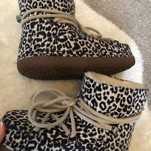 Knappt använda leopard Inuikii skor, har 37 i vanliga skor å de passar bra, man kan ta ut en sula om man vill å då får man mer plats 💕 as bra skicka 