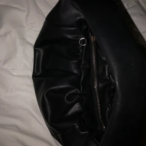 Bottega replika - Så snygg bottega replika köpt här på Plick i jätte fint skick! Säljer då den inte används så mycket längre, väldigt lik den riktiga versionen💞