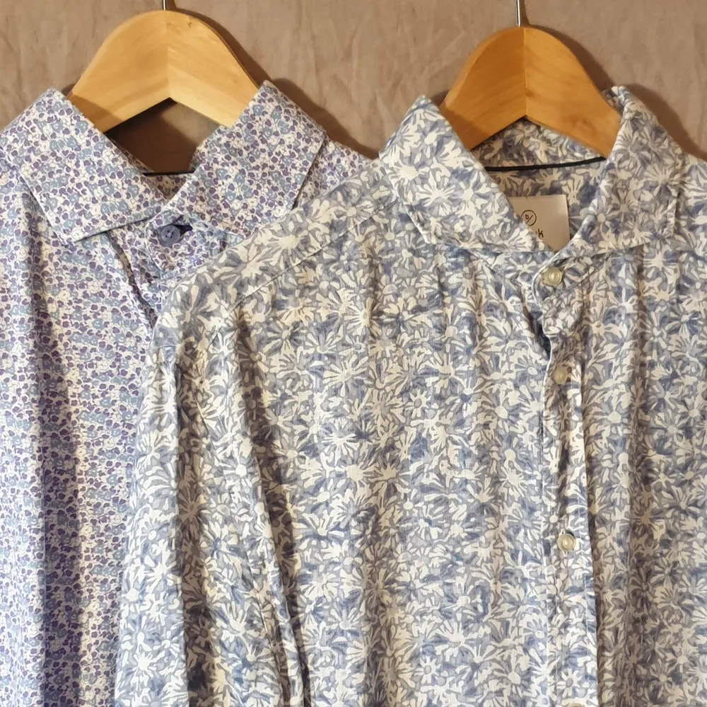 Säljer två av mina sommarskjortor tillsammans, välskötta och varsamt använda, båda i storlek medium. En blå är av svenska Bläck och är i linne och den rosa/lila är av skjortjätten Riley i finvävd bomull. Båda för 200kr. Skjortor.