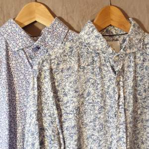 Säljer två av mina sommarskjortor tillsammans, välskötta och varsamt använda, båda i storlek medium. En blå är av svenska Bläck och är i linne och den rosa/lila är av skjortjätten Riley i finvävd bomull. Båda för 200kr