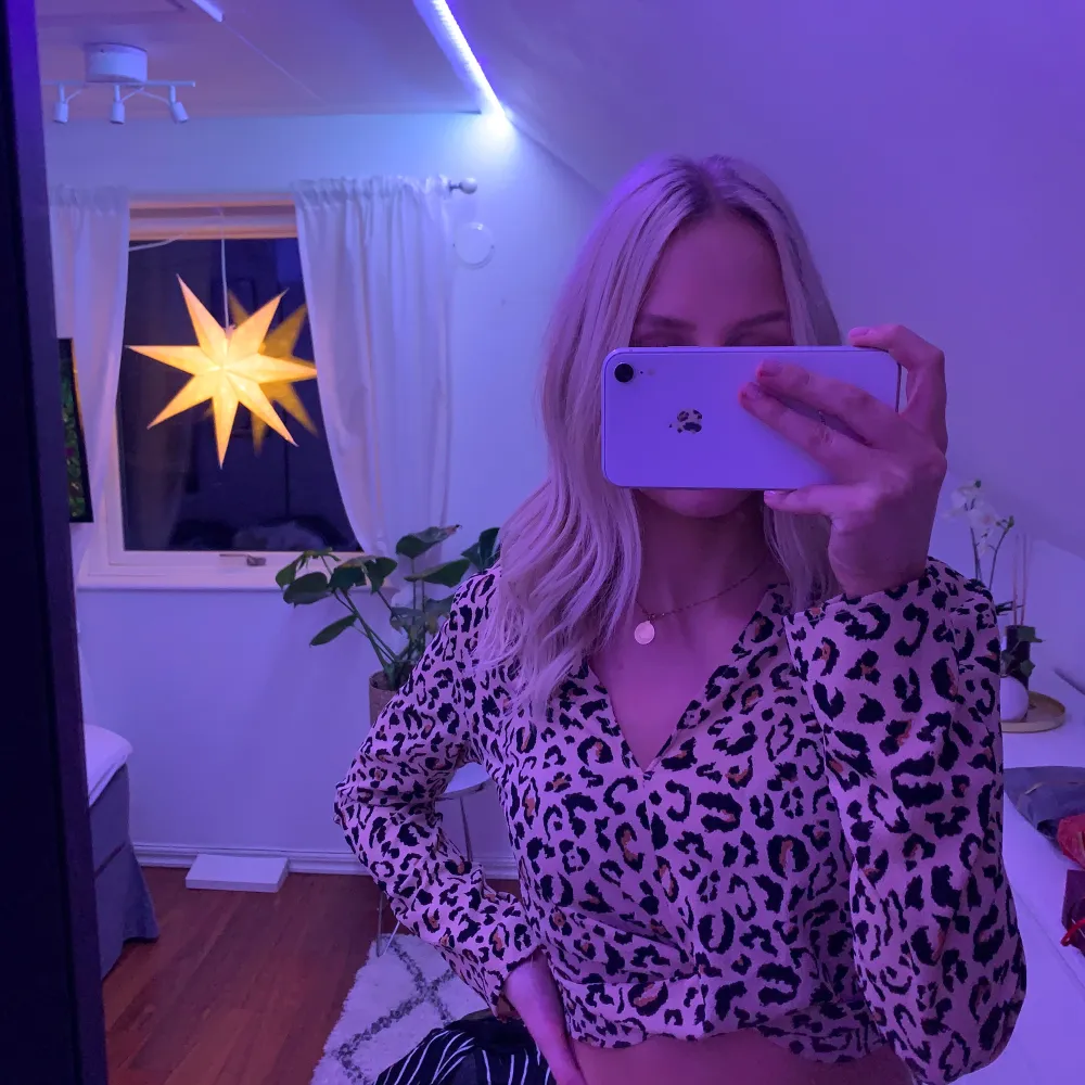 En väldigt fin blus i leopard mönster som är något croppad!. Blusar.