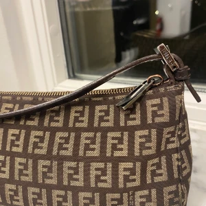 Fendi baguett  - Säljer min fina fendiväska som tyvärr inte kommer till användning tillräckligt mycket. Fint skick. Köpt på vestiaire collection för 2 år sedan. 