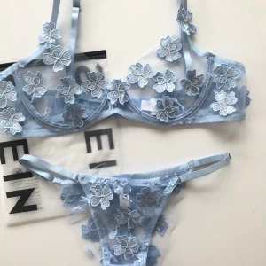 Blommigt underklädesset - Jättefint det som aldrig använts då jag såg direkt att det inte var för mig. Köpt på SHEIN för 109 kr men då du slipper både lång leveranstid och för hög fraktkostnad säljer jag den snäppet dyrare🤗 strl M