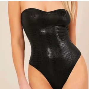 Snakeprint body - En svart snakeprint body som e hur snygg som helst. Frakt 22