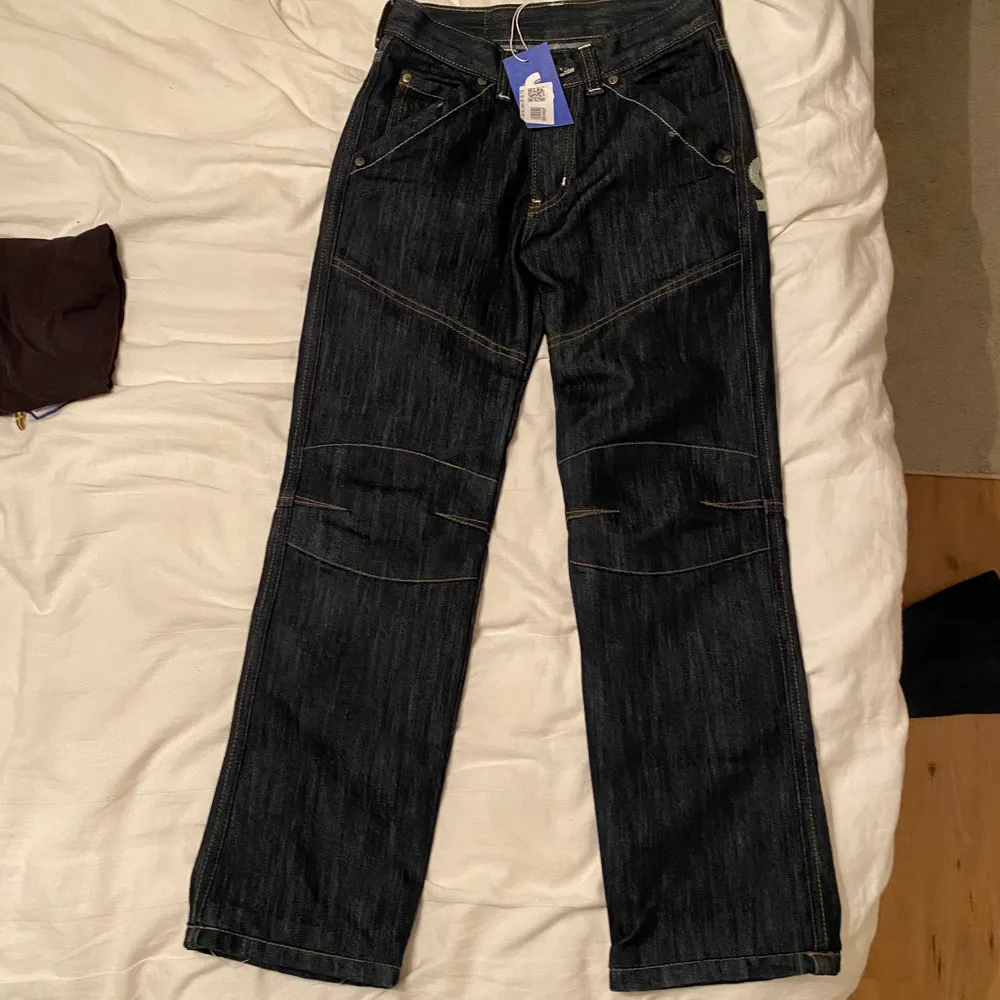 Coola jeans köpta från sellpy, stog att de va storlek 29, men är i mycket mindre storlek + väldigt korta 🥶. Jeans & Byxor.