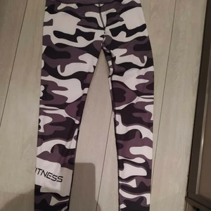 GMW camouflage tights strl L i nyskick! - Såå snygga, tyvärr för små för mig! Djur och rökfritt hem. Samfraktar gärna
