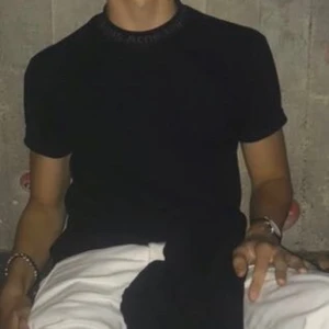 Acne t-shirt - Skitsnygg Acne studios t-shirt, nyskick. har kvitto kvar och ny pris är 1400. Buda i kommentarerna. Stor i storleken, jag har vanligtvis storlek Medium och Large och den passar på mig.