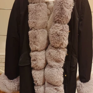Svart Parkas med grå fuskpäls från garoff - Jackan är aldrig använd. 