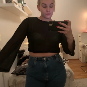 Glittrig topp - En svartglittrig topp från Ginatricot, använd endast på nyår förra året. Strl L men skulle säga att det är mer än M eller S beroende på hur man vill att den ska sitta. 