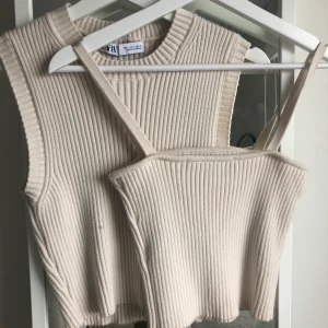 Toppar från Zara - Jättefina beiga toppar från zara 🤍 storlek M i båda men passar S&XS eftersom dom är såå små i storleken 🥰 säljs separat för 80kr styck! Bud: 120kr för västen och 200kr +frakt för båda 😚