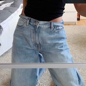 Skitsnygga raka jeans från weekday strlk W28/L32. 82 cm waist, 81 cm inseam. Alldeles för stora för mig därför aldrig använda. Nypris 600kr. Frakt tillkommer.