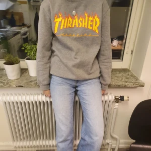 Trasher tröja - Jätteskön Trasher sweatshirt. Bra skick, strl XL men sitter som M. Fraktkostnad tillkommer