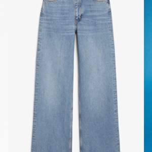 Jeans med hel-rak passform från monki <3 använda några gånger men inte tillräckligt vad de förtjänar:/Lite långa på mig som är 165cm lång
