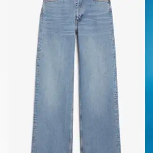 Jeans med hel-rak passform från monki <3 använda några gånger men inte tillräckligt vad de förtjänar:/Lite långa på mig som är 165cm lång