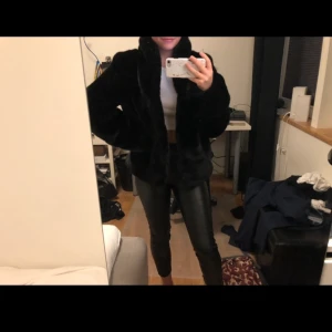 Nelly - Säljer min varma päls jacka från Nelly! Knappat använd. Hör av er för fler bilder