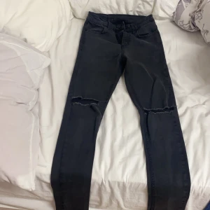 Byxor - Byxor med hål.