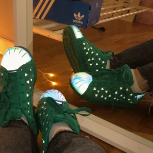 Adidas original skor - Super coola adidas superstar sneakers med refelx. Reflexen syns bara i direkt ljus. Storleken är 4 1/2 US, men passar mej som har 36/37! Sparsamt andvända. (Frakt tillkommer) 💚💚💚