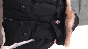 CANADA GOOSE JACKA DAM - Nästan ny canada goose jacka. Använd endast ett par gånger, som ny. Storleken är  XXS men passad XS. Skriv för fler bilder, sänker priset vid snabb affär :) buda på!