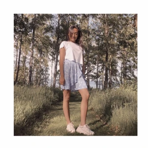 Monki kjol - Supersöt ljusblå kjol från Monki. Små vita blommor och fejk-omlott. Passar XS-M då den har bra resor i midjan💖