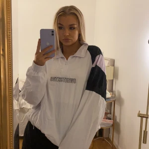 SweetSkbts Tracksuit - En tracksuit från SweetSkbts i storlek medium, passar oversized på mig i storlek Small. Fint skick, som nya. 350 för hela setet eller 200/ del. Skriv för fler bilder