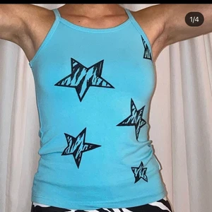 zebra star top🦓💙 - blått linne med påmålade stjärnor med zebra mönster. (målat med textil penna!)💙🦓 frakt: 63kr spårbart