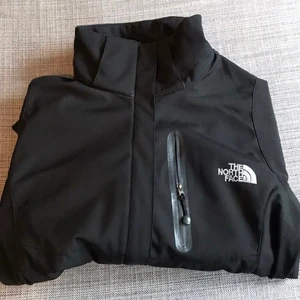 The North face vindjacka  - Vindjacka från The north face äkta, knappt använd, Nypris är 1499kr. Storleken är L och i väldigt bra skick. Säljer då den är för stor för mig. Pris kan ändras vid snabbt köp.