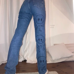 one leg smily pants😃 - målade med textilpenna på ett par begagnade carin wester jeans! modellen är en XS och är 165cm😍😃