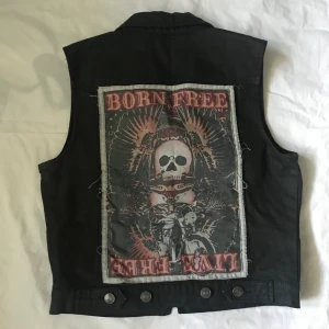 Punk väst - Storlek XS men passar S. Köpt från carlings. I fint skick, knapp använd! Köp nu 😊