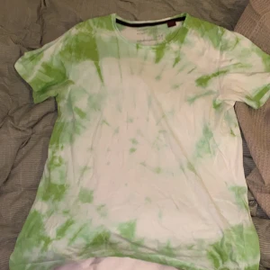 Grön tie dye tröja - Storlek M
