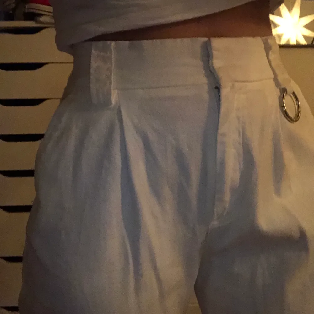 coola vita byxor som jag köpte på Pull&bear för ungefär ett år sedan!!. Jeans & Byxor.
