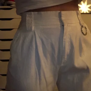 linnebyxor-ish <333 - coola vita byxor som jag köpte på Pull&bear för ungefär ett år sedan!!