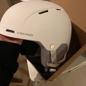 Skidhjälm - helt oanvänd  - Säljer nu en helt oanvänd skidhjälm från märket HEAD. Anledning är att storleken var för stor och glömde lämna tillbaka i tid, därav finns lappen kvar. Storleken är XL/XXL, 60-63 cm.                                      Obs: Finns ute på andra sidor.