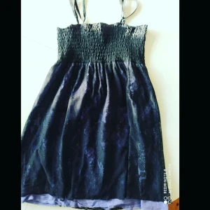 Vacker lila/svart spetsklänning strl S - I fint skick. Riktigt iögonfallande! Passar nog M också.