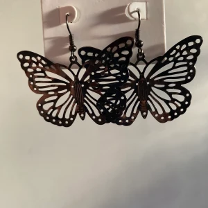 Fina örhängen  - Säljer dessa gulliga örhängen då jag aldrig använt dom. Aldrig testade. Finns inte i butik längre. Frakt tillkommer på pris och pris går att diskutera💞