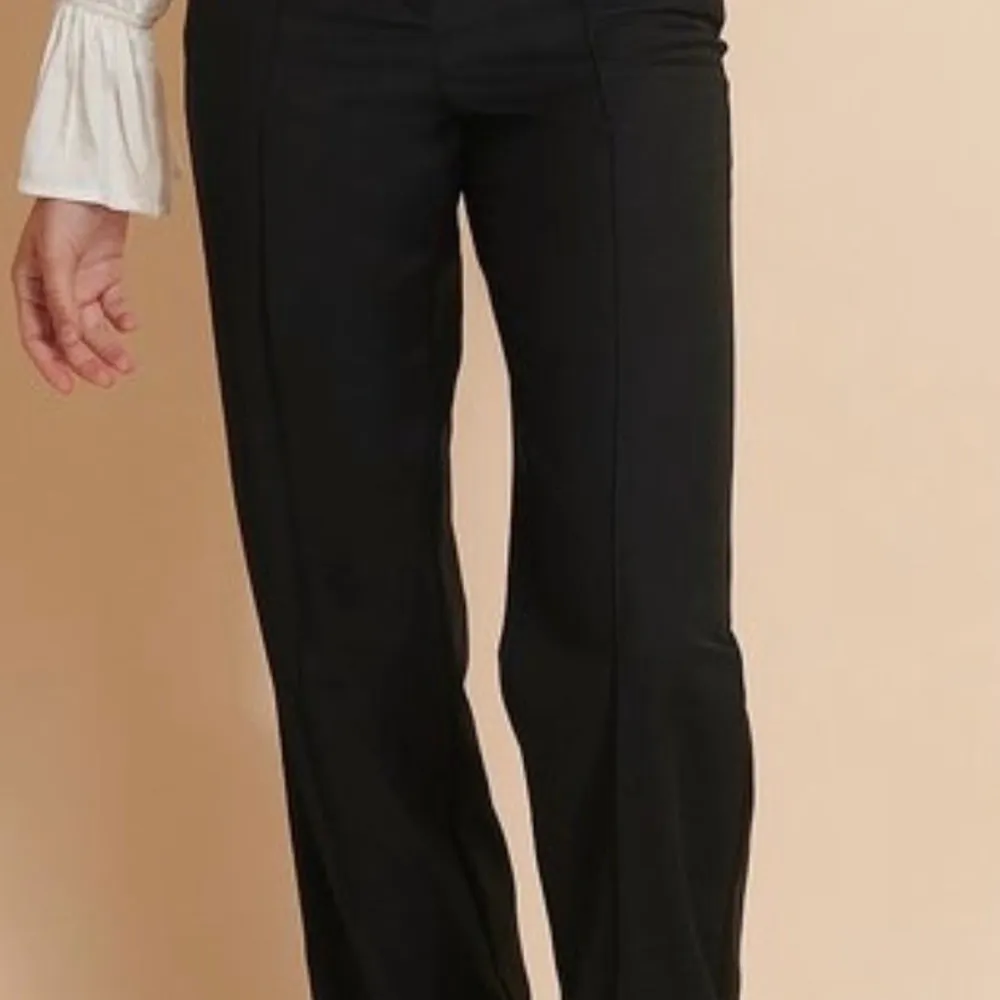 Svarta kostymbyxor från na-kd , misslisibells kollektion. Ett litet hål i ena fickan men inget som stör alls. Storlek 38. . Jeans & Byxor.