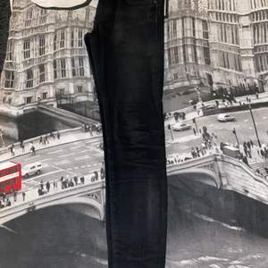 Svarta Levis jeans (slim) i väldigt bra skick. Sparsamt använda. Ledande bud 270kr