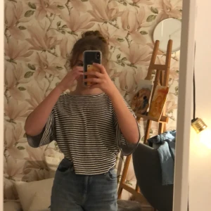 Randig blå t-shirt  - Suuuperfin blå och vit randig t-shirt som behöver att nytt hem pga att den inte kommer till användning här😔🦋❤️ bra skick, andvänd fåtal gånger🥰